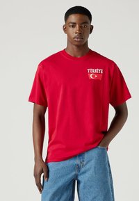 Levi's® FOOTBALL FAN TEE UNISEX - Marškinėliai su spaudiniu - jester red
