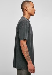 Urban Classics SMALL EMBROIDERY  - Základné tričko - black