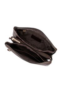 Brązowa skórzana kopertówka z złotym zamkiem, posiadająca dwie przegrody i teksturowaną zewnętrzną stronę. Wyłożona wzorzystym wnętrzem.