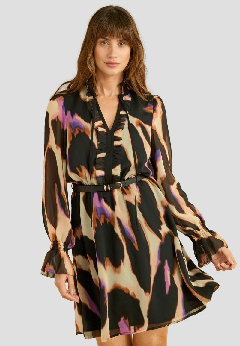 Čierne šaty s abstraktným zvieracím vzorom v odtieňoch béžovej, fialovej a oranžovej. Majú volánikový výstrih a opasok v páse. Dlhé rukávy.