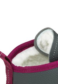Grauer Lederstiefel mit einem weichen weißen Futter. Verfügt über einen magentafarbenen Stoffbesatz und Nähte, mit einer kleinen Schlaufe am Kragen für einfaches Anziehen.