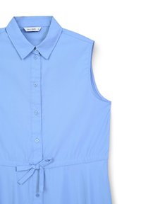 Helles blaues, ärmelloses Kleid mit Kragen, Knopfschluss, tailliertem Schnitt mit einem Bindegürtel und glatter Stoffstruktur.