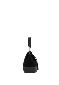 Sac seau en suédine noire avec une base en cuir texturé. Doté d'une poignée supérieure et de quincaillerie dorée, avec une fermeture à cordon.