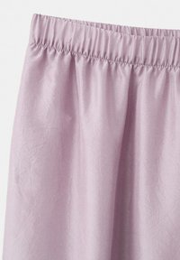 Svetlofialová sukňa s nabrúseným elastickým pásom a jemnou vráskavou textúrou látky.