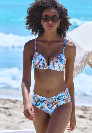 Bikini komplektas su giliu iškirpimu, pasižymintis tropiniu gėlių raštu mėlynos, oranžinės ir žalios spalvos. Minkšta, tampri medžiaga.