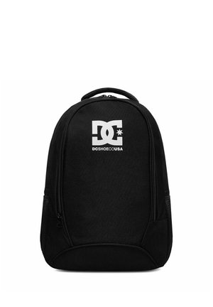Czarny plecak z przednim zamkiem błyskawicznym, siateczkowymi bocznymi kieszeniami, górnym uchwytem oraz białym logo i napisem DC Shoes na przednim panelu.