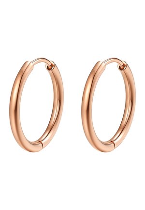 Para gładkich, polerowanych różowozłotych kolczyków koła z zawiasowymi zapięciami, przedstawionych na białym tle.