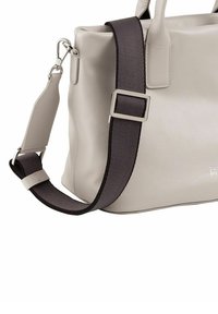 Hellgraue Lederhandtasche mit strukturiertem Design, ausgestattet mit einem dunklen Stoff-Schultergurt und silberfarbener Hardware für eine verstellbare Länge.