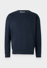 Sudadera de cuello redondo de manga larga en azul marino, con puños y dobladillo de canalé, exhibida sobre un fondo claro y liso.