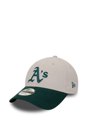 Helle beige Baseballmütze mit einem dunkelgrünen Schirm, versehen mit einem gestickten "A's"-Logo in Grün und Blau auf der Vorderseite, strukturiertem Stoff.