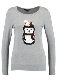 Grau gestrickter Pullover mit langen Ärmeln, der ein Pinguin-Motiv aus Pailletten in Weiß, Schwarz und braunen Akzenten zeigt.