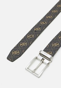 Cinturón negro con un patrón de diamantes en dorado, con una hebilla de metal plateado y detalles de costura a lo largo de los bordes. Textura suave.