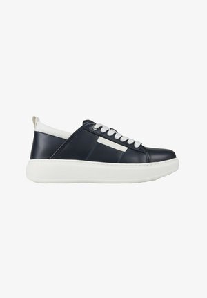 Marineblaue Ledersneaker mit weißen Akzenten, runder Zehenform, gepolstertem Kragen, weißen Schnürsenkeln und genähten Details auf einer dicken weißen Sohle.