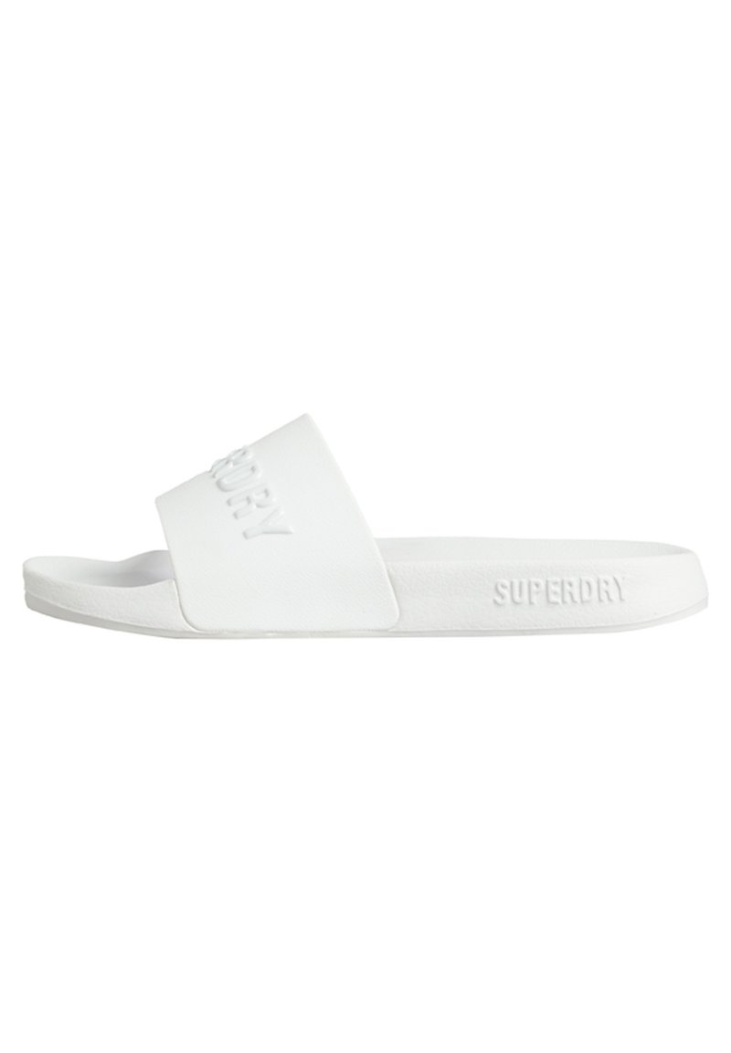Chanclas blancas con una tira texturizada que presenta el logo "SUPERDRY" en relieve. Diseño plano y minimalista con una suela lisa.