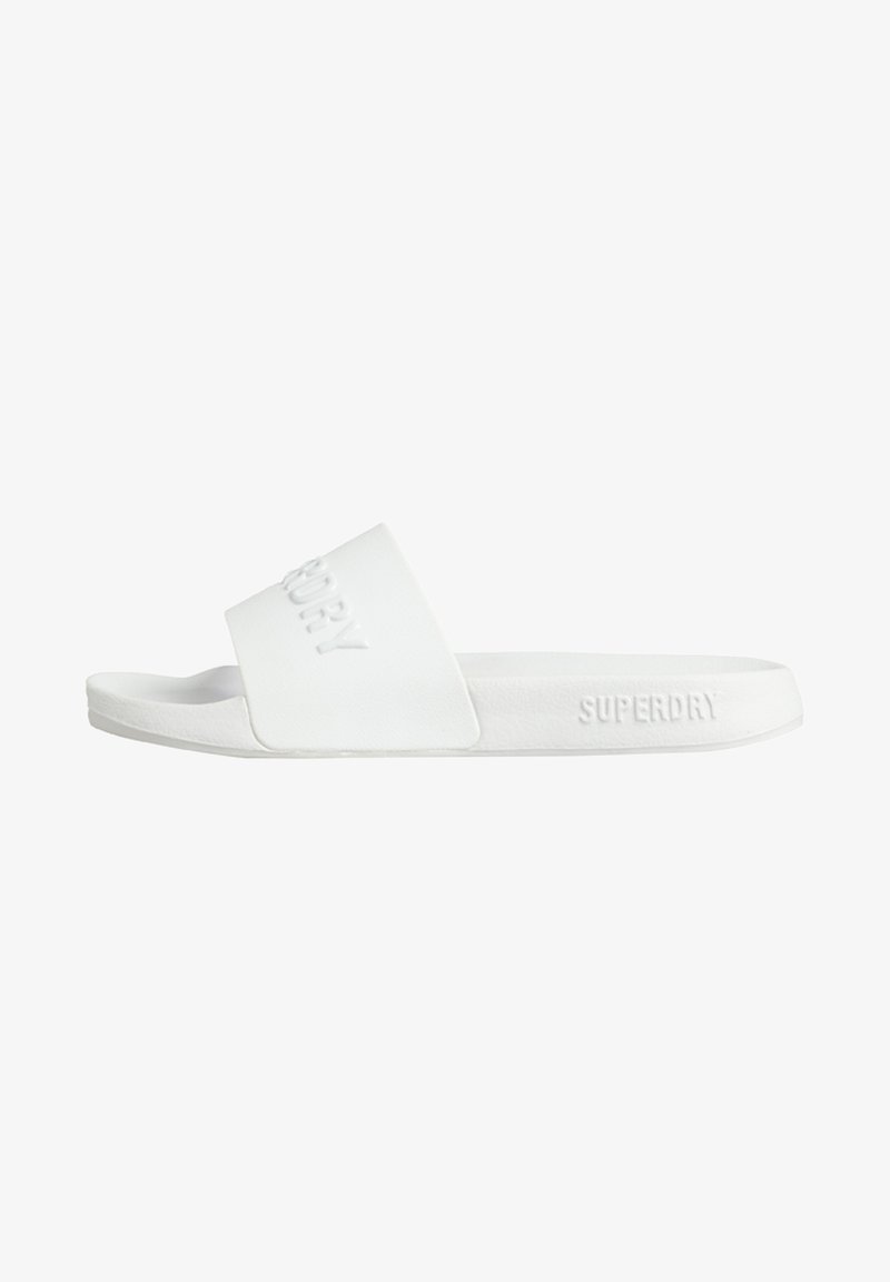 Weisse Rutschsandalen mit einem strukturierten Riemen, der das eingeprägte "SUPERDRY"-Logo zeigt. Flaches, minimalistisches Design mit einer glatten Sohle.