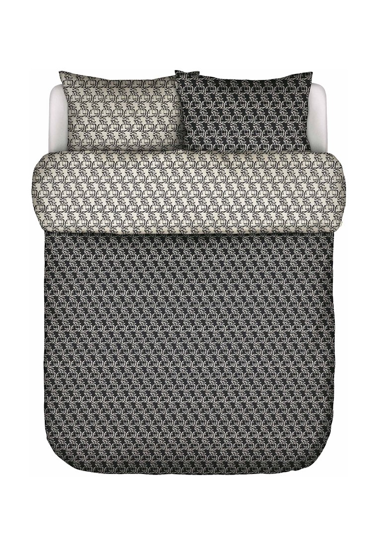 Schwarzes und weißes Bettwäsche-Set mit geometrischem Muster auf dem Bettbezug und den Kissen, aus glattem Baumwollstoff mit modernem Design.