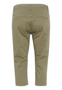Olive zelena skrajšana hlače z gladko teksturo, ki imajo dva zadnja žepa in oprijet pas.