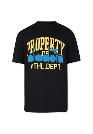 T-shirt nera a maniche corte con una grafica audace in giallo e blu: "PROPRIETÀ del REPARTO ATLETICO". Il design frontale domina l'area del petto.