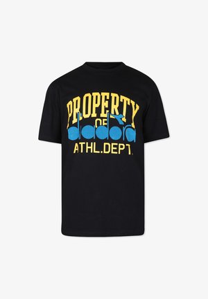 T-shirt nera a maniche corte con una grafica audace in giallo e blu: "PROPRIETÀ del REPARTO ATLETICO". Il design frontale domina l'area del petto.