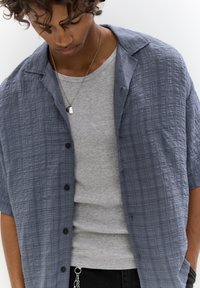 PULL&BEAR CHECK SEERSUCKER  - Vapaa-ajan kauluspaita - blue