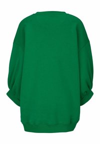 Zielony oversize'owy sweter wykonany z miękkiego materiału, z okrągłym dekoltem, opuszczonymi ramionami oraz ściągaczami na rękawach i dolnym brzegu.