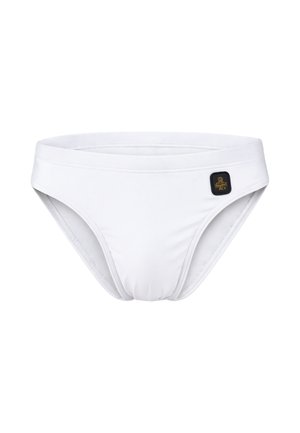Costume da bagno slip bianco da uomo con fascia sottile in vita e piccolo patch logo nero e oro sul lato destro.