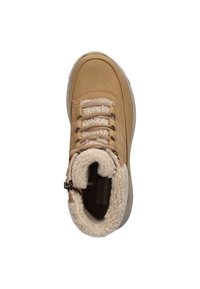 Zapatilla alta en tono marrón con un exterior de cuero suave, forro de felpa beige, cordones texturizados y una cremallera lateral para facilitar el uso.