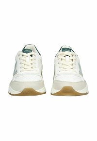 Baskets blanches avec des accents gris clair, design perforé sur les côtés, lacets crème et semelle en caoutchouc beige. Marque sur la languette.