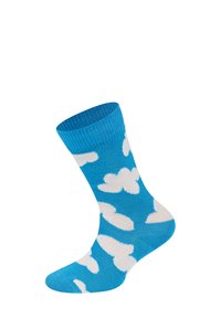 Lys blå sok med ribbet kant, pyntet med hvide sky-mønstre spredt over overfladen.