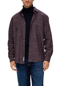 Burgunderfarbendes, strukturiertes Hemd mit Kragen, kombiniert mit einem blauen Rollkragenpullover und Jeans. Verfügt über Fronttaschen und ein dezentes Muster.