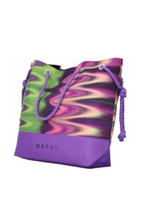 Borsa a tracolla colorata con un motivo ondulato verde, viola e rosa. Presenta una base viola, manici in corda e il nome del marchio "MEFUI" stampato su di essa.