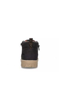 Stivale in pelle nera con colletto imbottito, suola in gomma marrone chiaro a contrasto e linguetta verticale a righe sul retro per una facile calzata.
