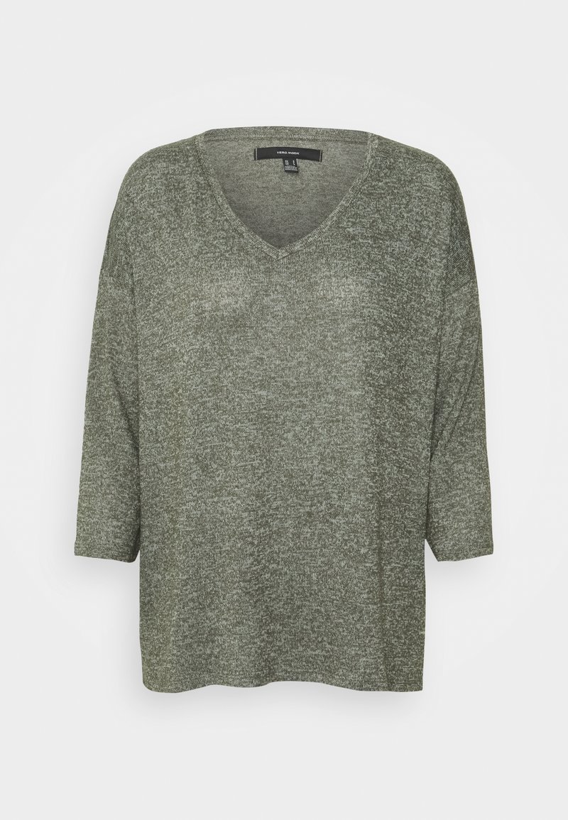 Pull en maille douce vert olive à col en V, manches 3/4, coupe décontractée et texture chinée subtile.