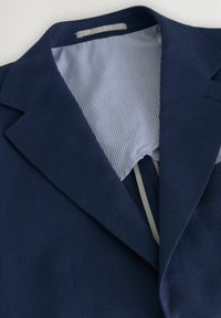 Marineblauer Blazer mit strukturiertem Revers, ausgestattet mit einem gestreiften Innenfutter in Blau und Weiß sowie einer glatten Stofftextur.