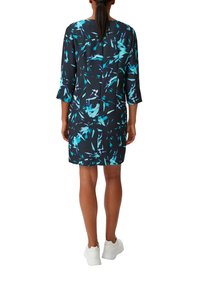 Korte mouw jurk met een donkerblauwe achtergrond en een abstract turquoise patroon, knielange snit en een zachte stoftextuur.