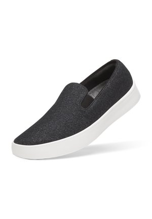 Dunkelgrauer Slip-On-Sneaker mit weißer Gummisohle und elastischen Seitenteilen, schräg gezeigt, um die Außenseite und Vorderseite zu zeigen.