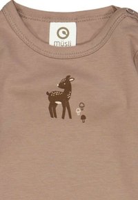 Una tutina in cotone marrone chiaro caratterizzata da una grafica di un cervo marrone scuro con macchie bianche e due funghi, progettata con bottoni a pressione sulla spalla.