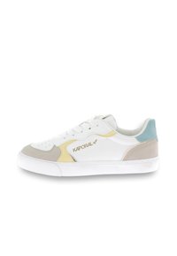 Sneaker bianco con accenti gialli, grigi e azzurri chiari. Presenta una punta perforata, una linguetta imbottita e una suola testurizzata con un logo.