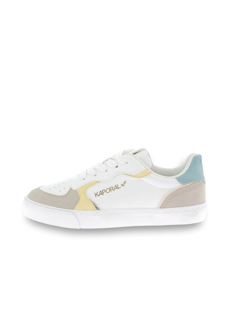Sneaker bianco con accenti gialli, grigi e azzurri chiari. Presenta una punta perforata, una linguetta imbottita e una suola testurizzata con un logo.