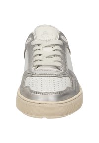 Weißer Sneaker mit silbernen metallischen Akzenten, Schnürdesign, perforierter Zehenbox und strukturiertem Gummisohle. Die Draufsicht zeigt die Details des Schuhs.