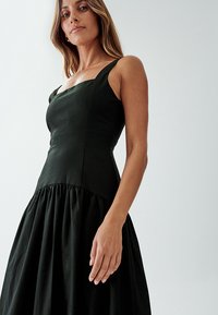 WILLA QIN - Maksikleit - black