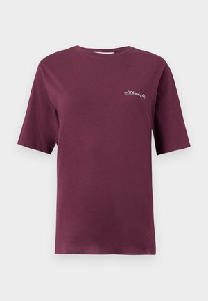 T-shirt de algodão bordeaux com mangas curtas, gola redonda e pequeno texto bordado em branco na frente. Textura suave e corte descontraído.