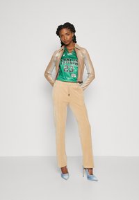 Juicy Couture TINA - Treniņtērpa apakšdaļas - beige