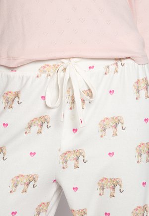 Lichtroze top met witte pyjamabroek met patroon van bloemrijke olifanten en roze harten, met een trekkoordsluiting en zachte katoenstof.