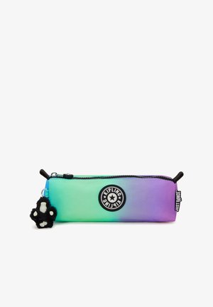 Trousse Kipling dégradée allant du vert au violet. Elle possède une fermeture éclair noire, un patch logo et un charme en fourrure noire avec des accents blancs.