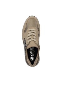 Chaussure en cuir beige avec une tige texturée, un bout rond et des lacets proéminents. Comprend une fermeture éclair sur le côté et des accents de motif léopard noir.
