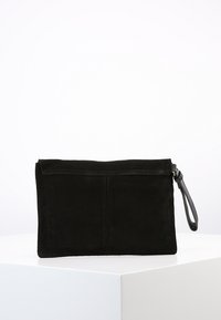 Svart mocka clutch med en jämn yta, rektangulär form, dragkedja upptill och ett avtagbart handledsband. Minimalistisk design utan mönster.