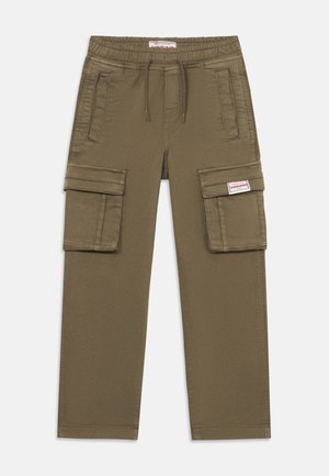 Olívazöld cargo nadrág elasztikus derékrésszel, húzózsinórral, két oldalzsebbel és két fedelű zsebbel, melyeken a jobb zsebnél cimke található.