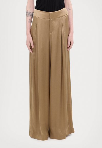 Beige wijde pantalon met plooien, een zachte textuur, hoge tailleband en zijzakken, ontworpen voor een losse pasvorm en vloeiende draping.