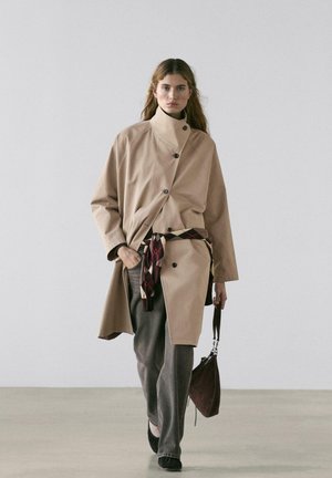 WITH SIDE FASTENING - Manteau classique - light brown